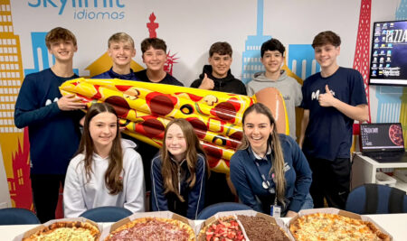 Pizza Day na Skylimit: inglês, filmes, listening e muita diversão